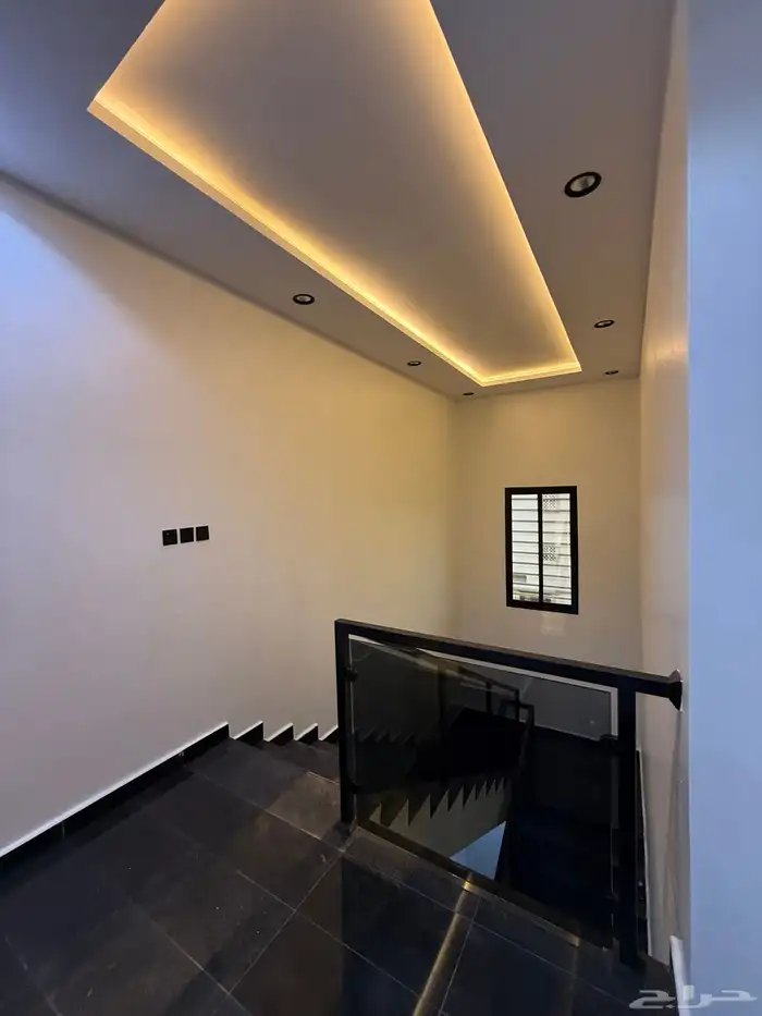 للبيع روف علوي بدرج داخلى وخارجى بحى الراقى شرق خميس مشيط 39