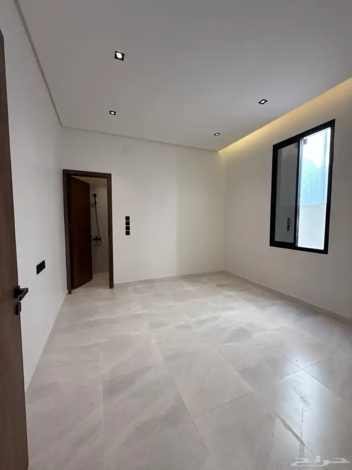 للبيع ارواف علويه بملحق وشقق ارضيه ببايكة سيارة ف حي الوسام 48