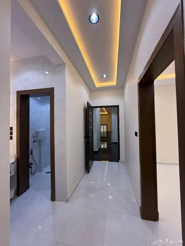 للبيع روف علوي بدرج داخلى وخارجى بحى الراقى شرق خميس مشيط 34