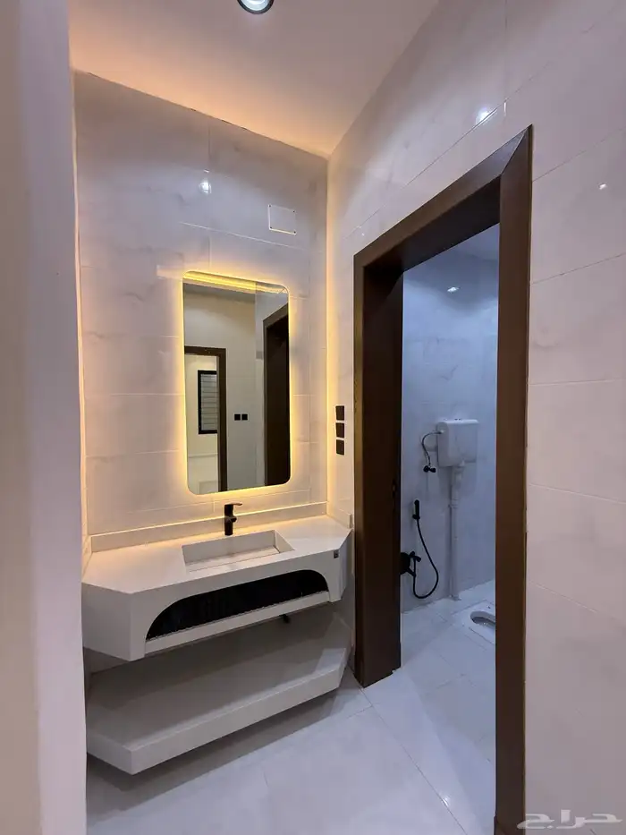 للبيع روف علوي بدرج داخلى وخارجى بحى الراقى شرق خميس مشيط 38