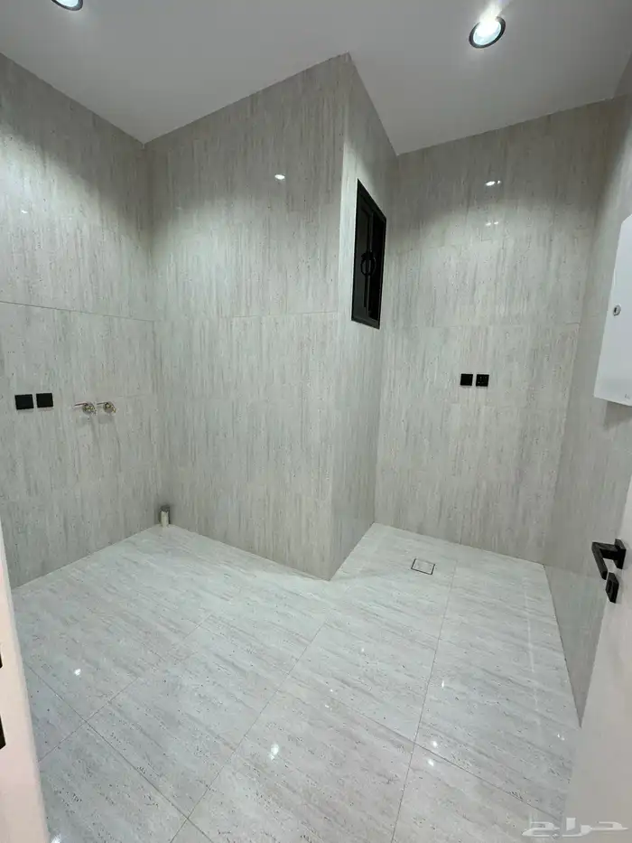 للبيع شقق علوية وسيعة 245 متر مع باركن حي الراقي 10