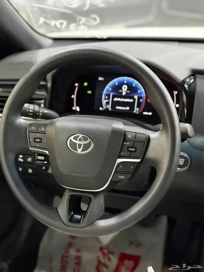 تويوتا كامري 2025 E بنزين اصفار اللون اسود 12