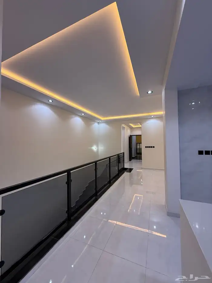 للبيع روف علوي بدرج داخلى وخارجى بحى الراقى شرق خميس مشيط 31