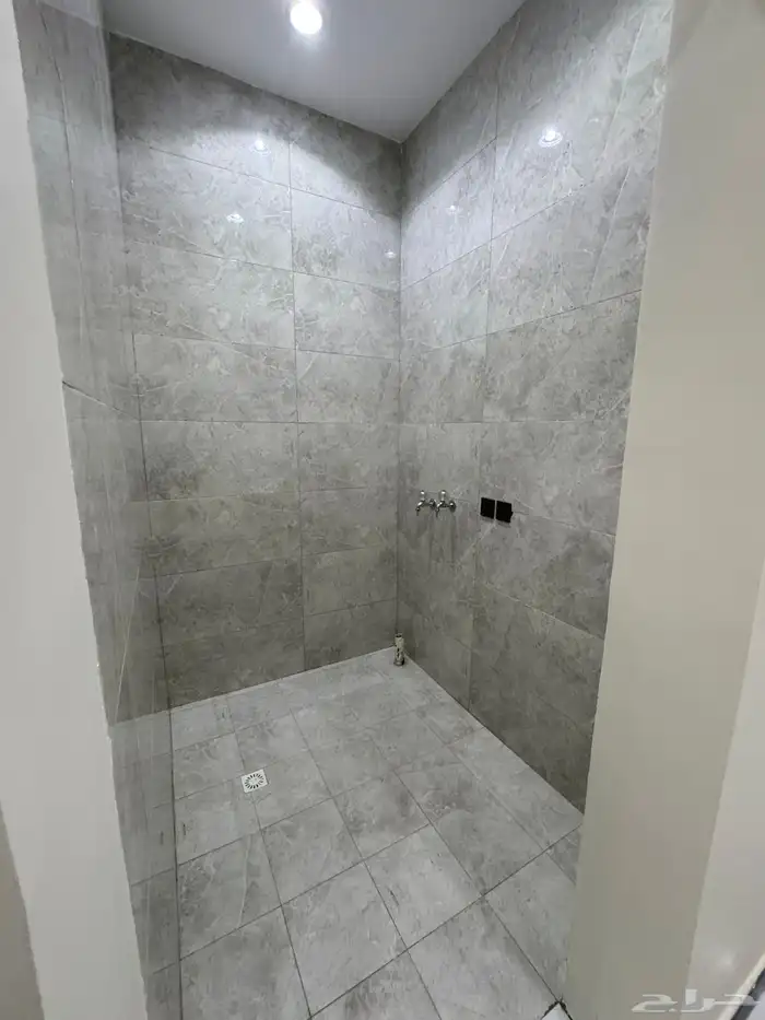 للبيع روف علوي دور ثاني مع ملحق مساحه 364 م حي الطلح 16