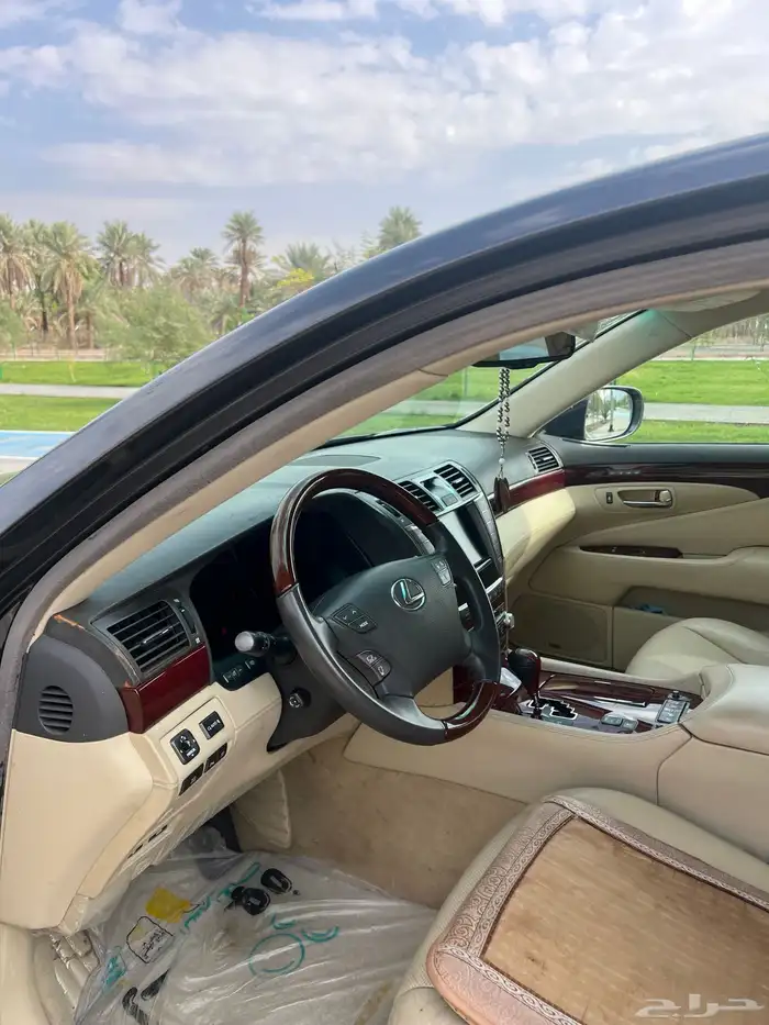للبيع او البدل لكزس LS460L مخزن ممشي 53000 15