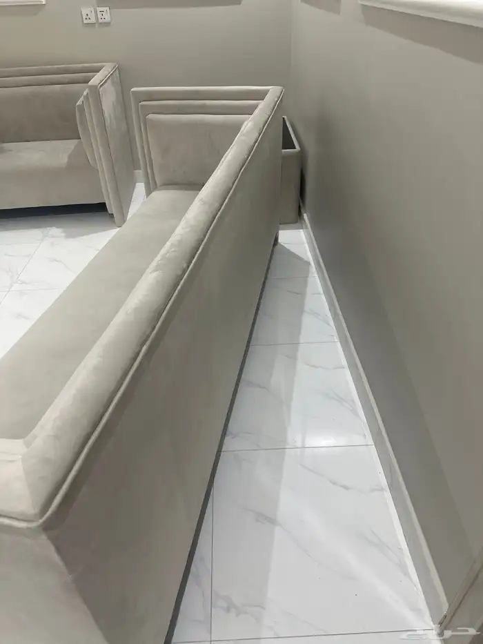 كنب شبه جديد مع طاوله 3