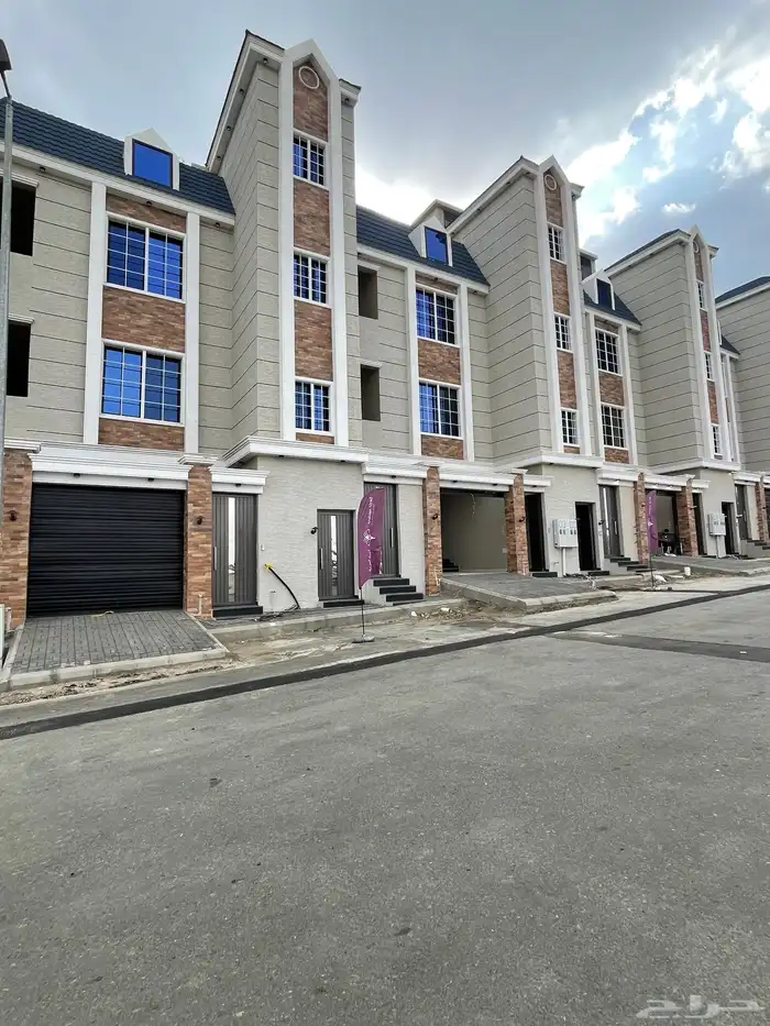 للبيع ادوار ارضيه ودوار علويه تشطيب ممتاز خلف المعارض 0