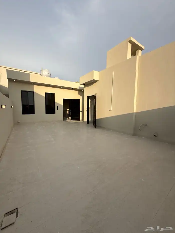 للبيع ارواف علويه بملحق وشقق ارضيه ببايكة سيارة ف حي الوسام 51