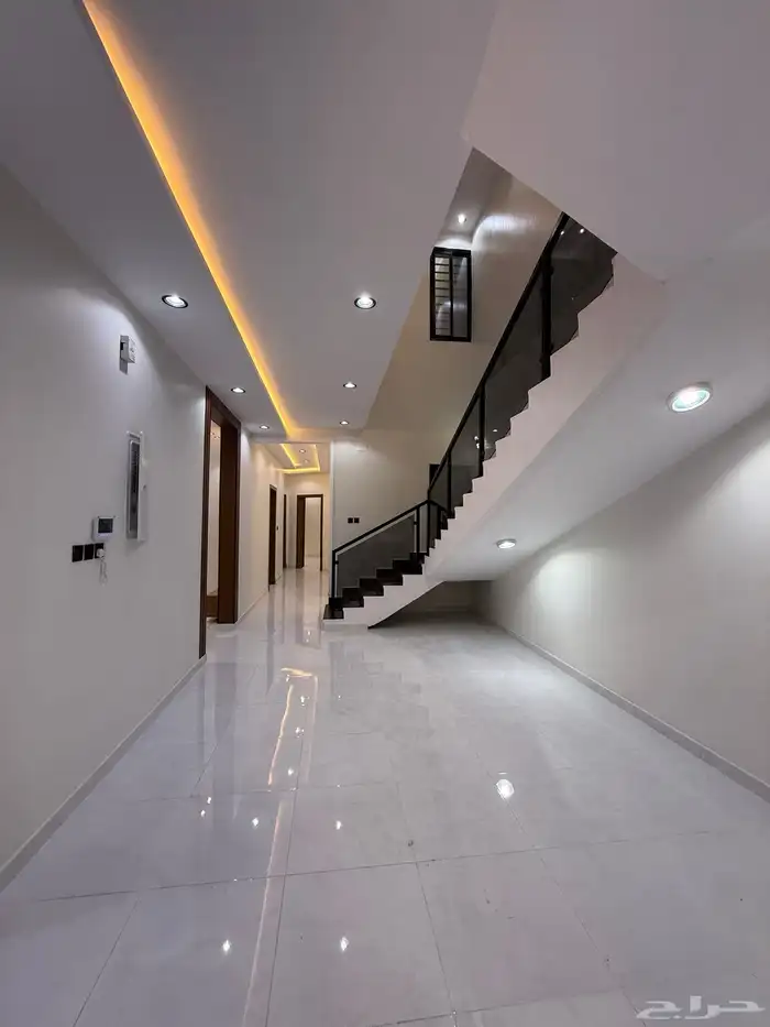 للبيع روف علوي بدرج داخلى وخارجى بحى الراقى شرق خميس مشيط 10