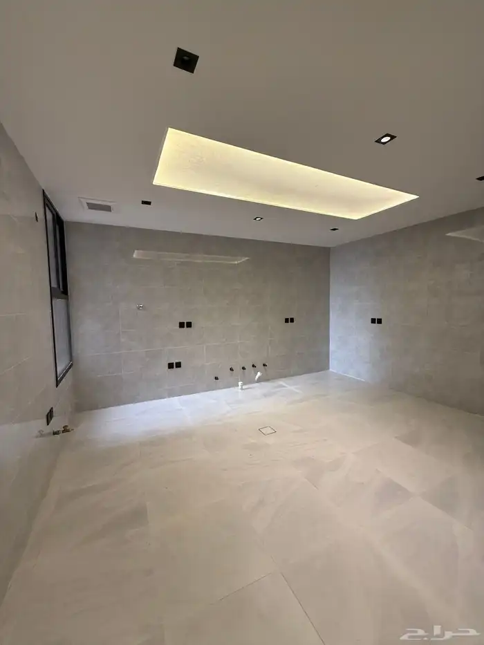 للبيع ارواف علويه بملحق وشقق ارضيه ببايكة سيارة ف حي الوسام 36