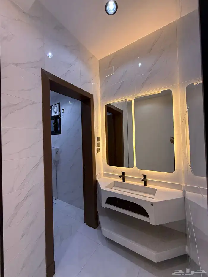 للبيع روف علوي بدرج داخلى وخارجى بحى الراقى شرق خميس مشيط 16