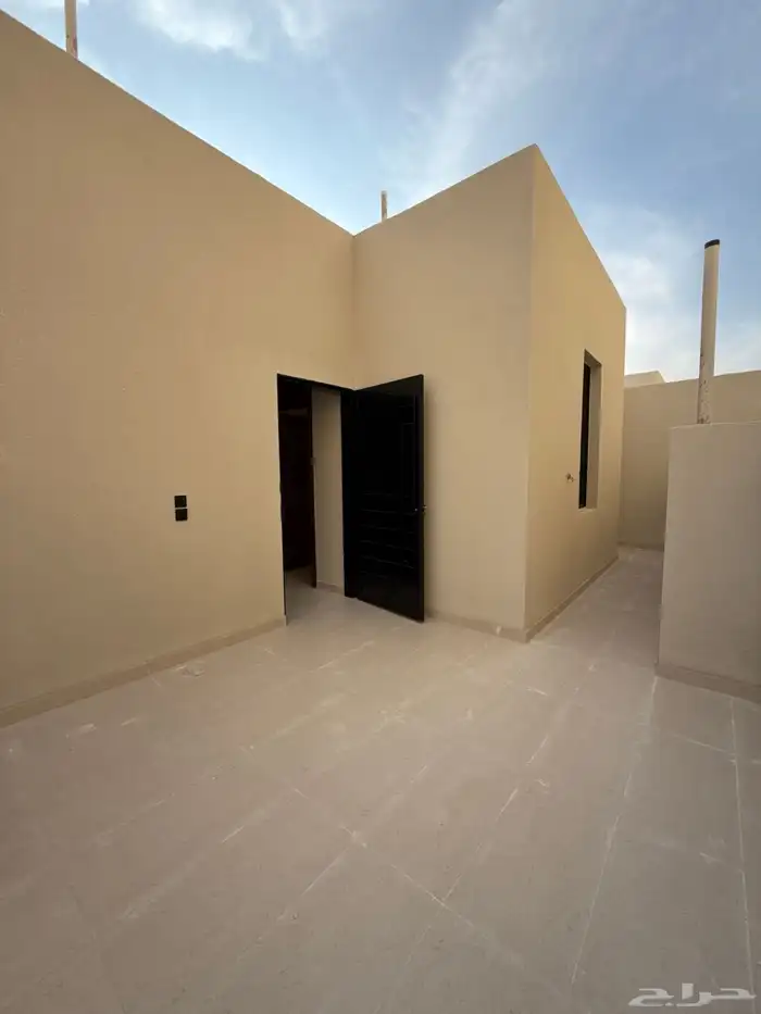 للبيع ارواف علويه بملحق وشقق ارضيه ببايكة سيارة ف حي الوسام 50