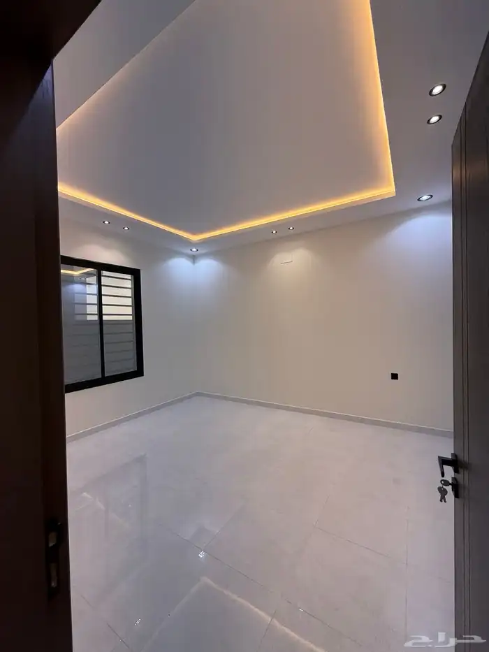 للبيع روف علوي بدرج داخلى وخارجى بحى الراقى شرق خميس مشيط 32