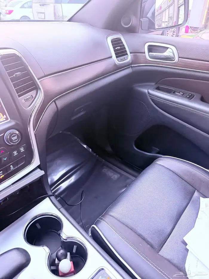 جيب قراند شروكي 2014 ماشي 173 .8 سلندر ضربتين بدي يمين فقط 5