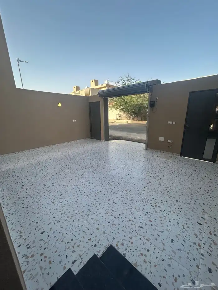 للبيع دور ارضي 6غرف بحوش وسيع شمال خميس مشيط 0