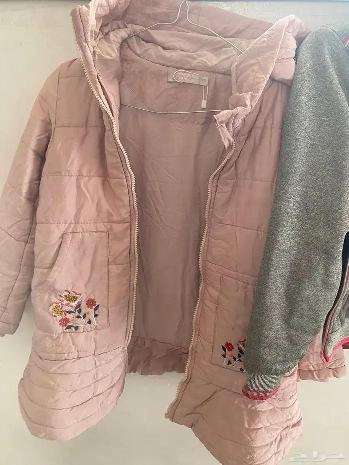 للبيع بطانية جديده جاكيتات بناتي شبه جديد 100 ريال تبوك فقط 4