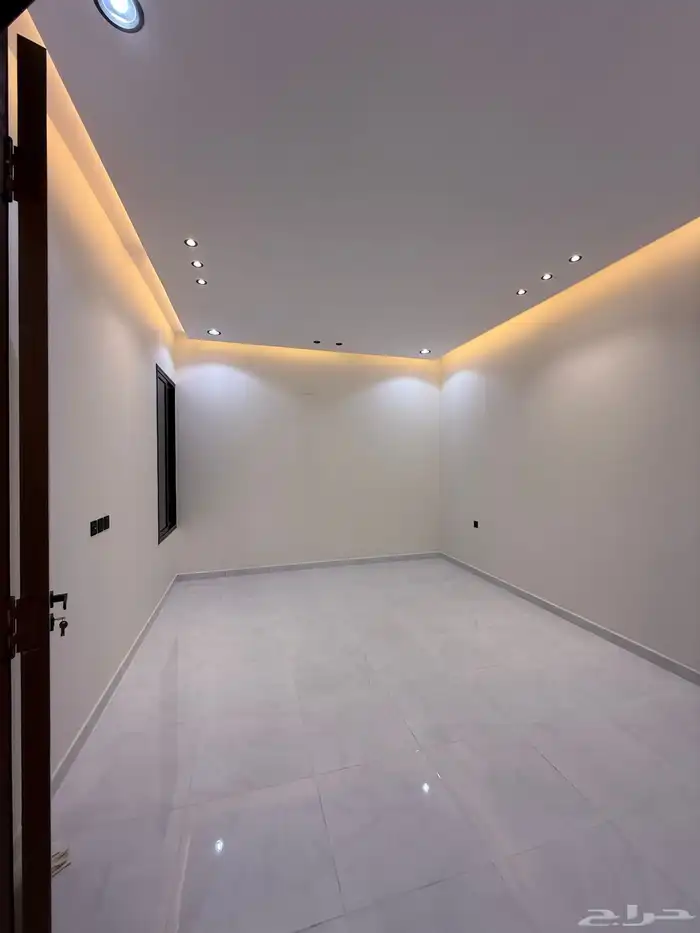 للبيع روف علوي بدرج داخلى وخارجى بحى الراقى شرق خميس مشيط 20