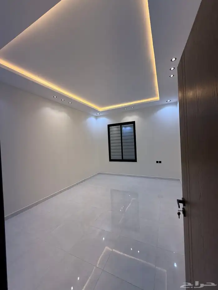 للبيع روف علوي بدرج داخلى وخارجى بحى الراقى شرق خميس مشيط 33