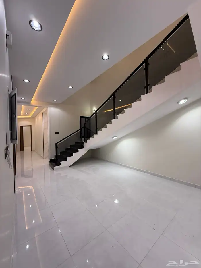 للبيع روف علوي بدرج داخلى وخارجى بحى الراقى شرق خميس مشيط 13