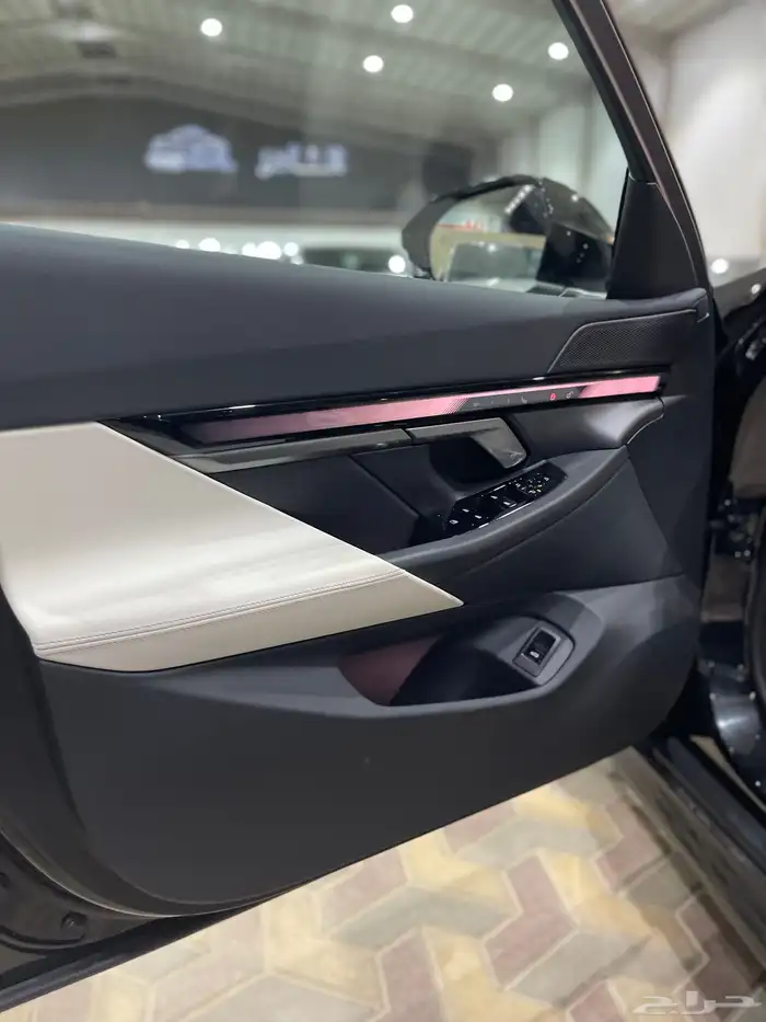 بي ام 520i Luxury اسود-اوف وايت كاش اقساط 8