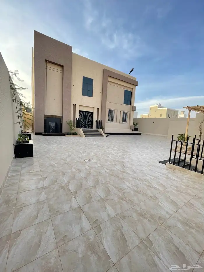 فله للبيع تندحه خلف المرور دورين وملحق 22