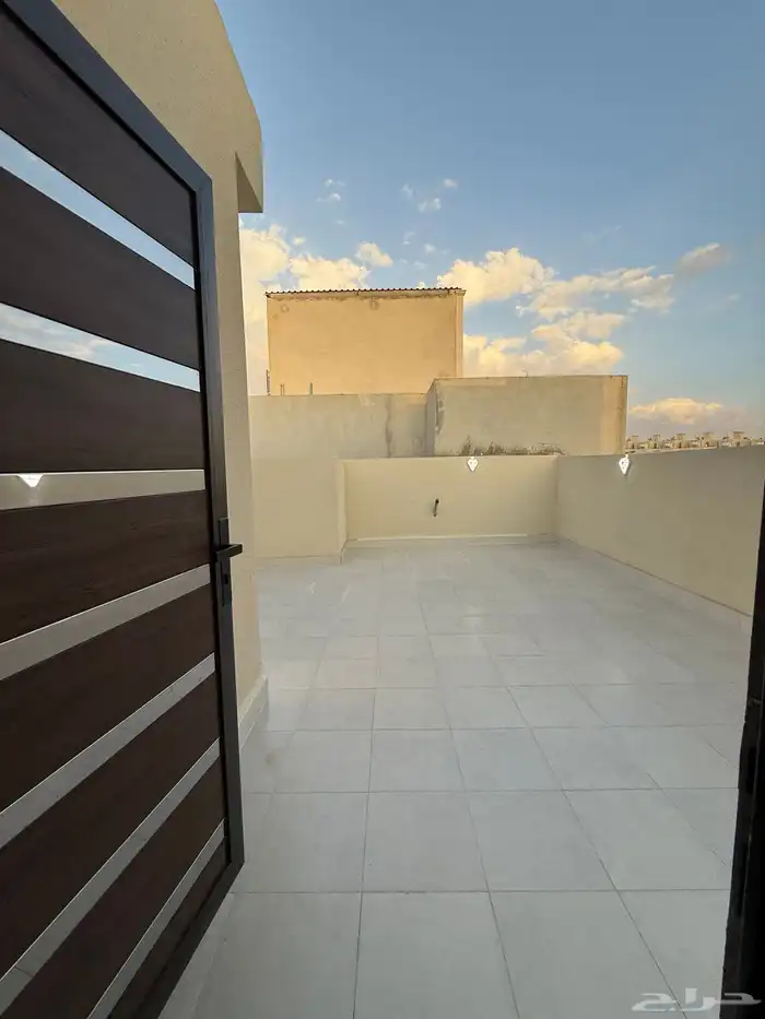 للبيع روف علوي بدرج داخلى وخارجى بحى الراقى شرق خميس مشيط 30