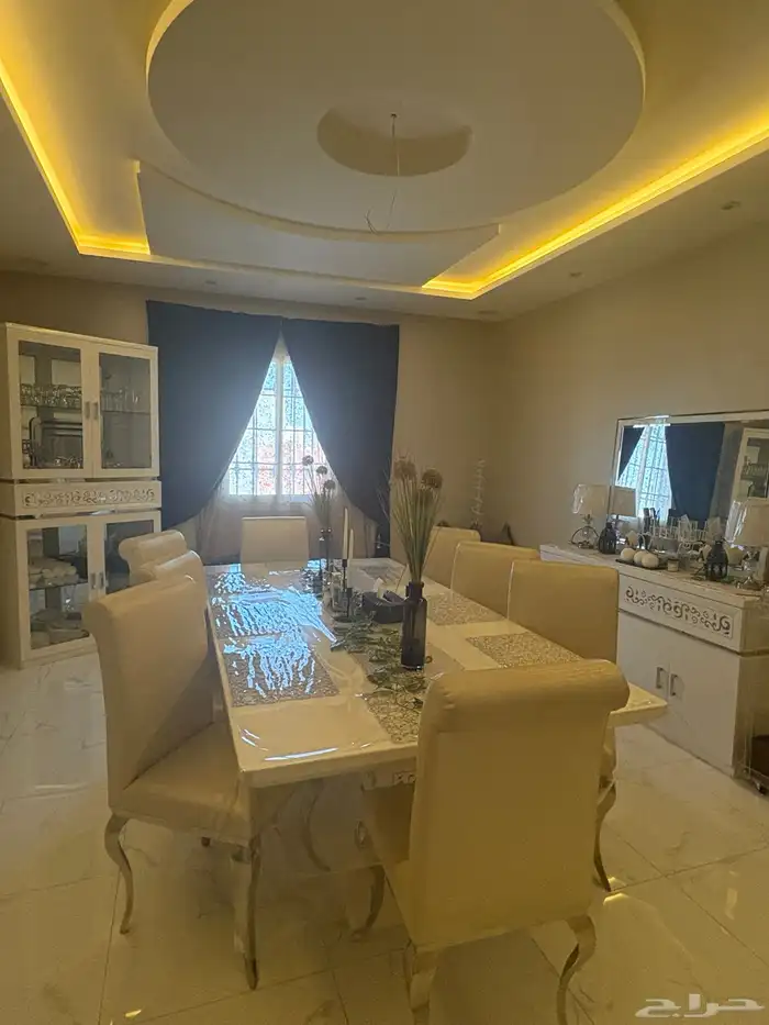 طقم طاوله طعام من 8كراسي. ودولاب طويل وبوفيه 2000 ريال. 0