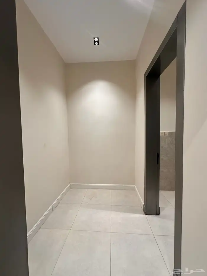 للبيع شقه ارضيه بالقرب من مطار ابها بمساحه حوش كبيره 10