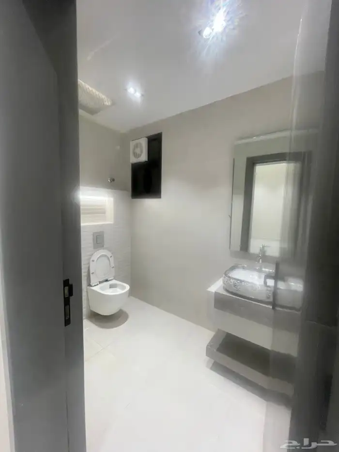 للبيع ادوار ارضيه ودوار علويه تشطيب ممتاز خلف المعارض 34