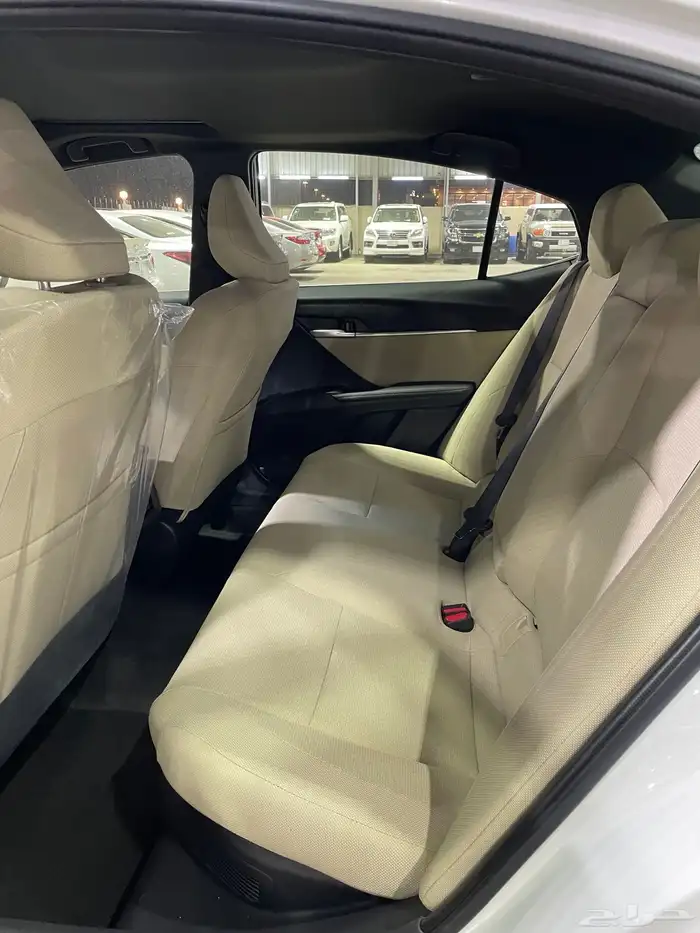 تويوتا كامري E بلص هايبرد ابيض موديل 2025 7