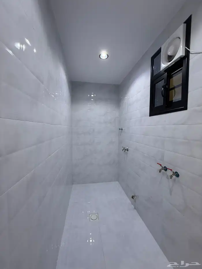 للبيع روف علوي بدرج داخلى وخارجى بحى الراقى شرق خميس مشيط 28