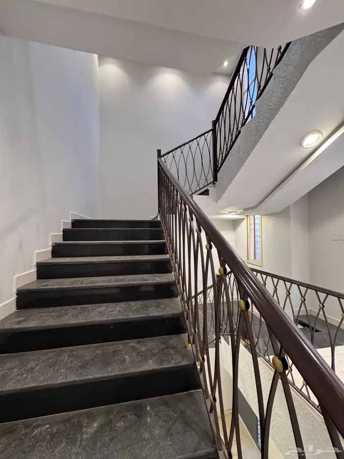 للبيع فيلا مستقله دورين وملحق من 840 الف خميس مشيط 25