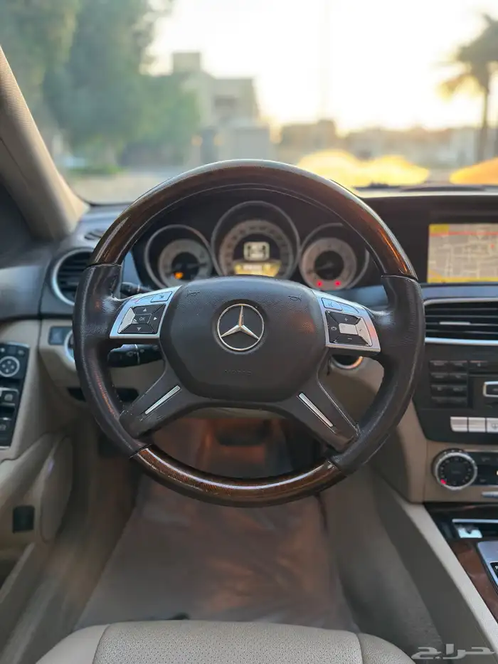 للبيع مرسيدس c200 2012 ممشى قليل 10