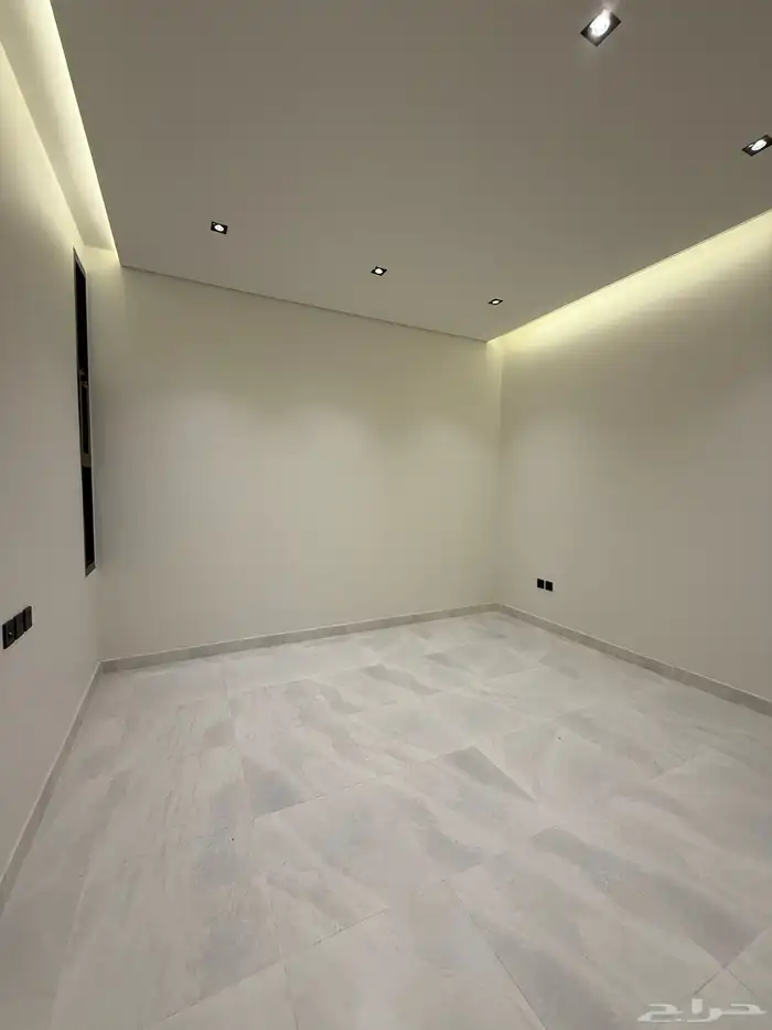 للبيع ارواف علويه بملحق وشقق ارضيه ببايكة سيارة ف حي الوسام 38