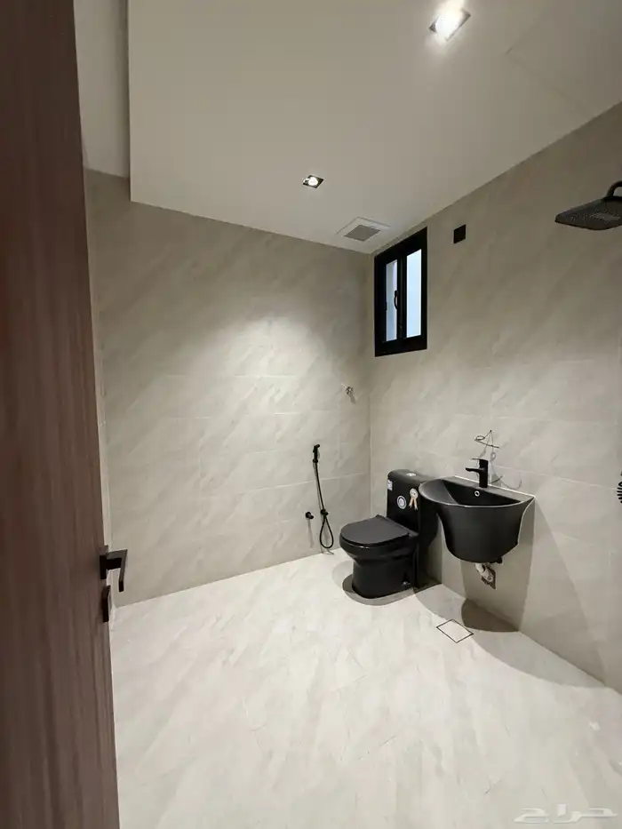 للبيع ارواف علويه بملحق وشقق ارضيه ببايكة سيارة ف حي الوسام 19