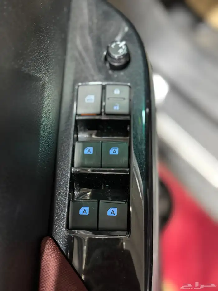 تويوتا   هايلوكس دبل بنزين توماتيك 2025 جديد 131.100 شامل 9