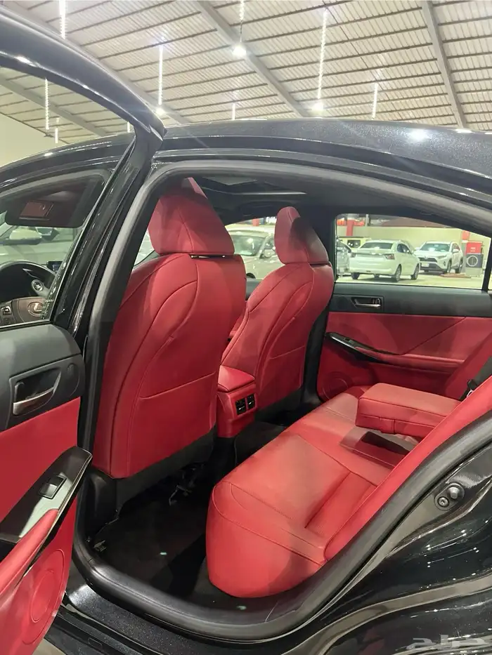 لكزس IS350 F 2024 سبورت شبه جديد ( الوكيل عبداللطيف جميل ) 10