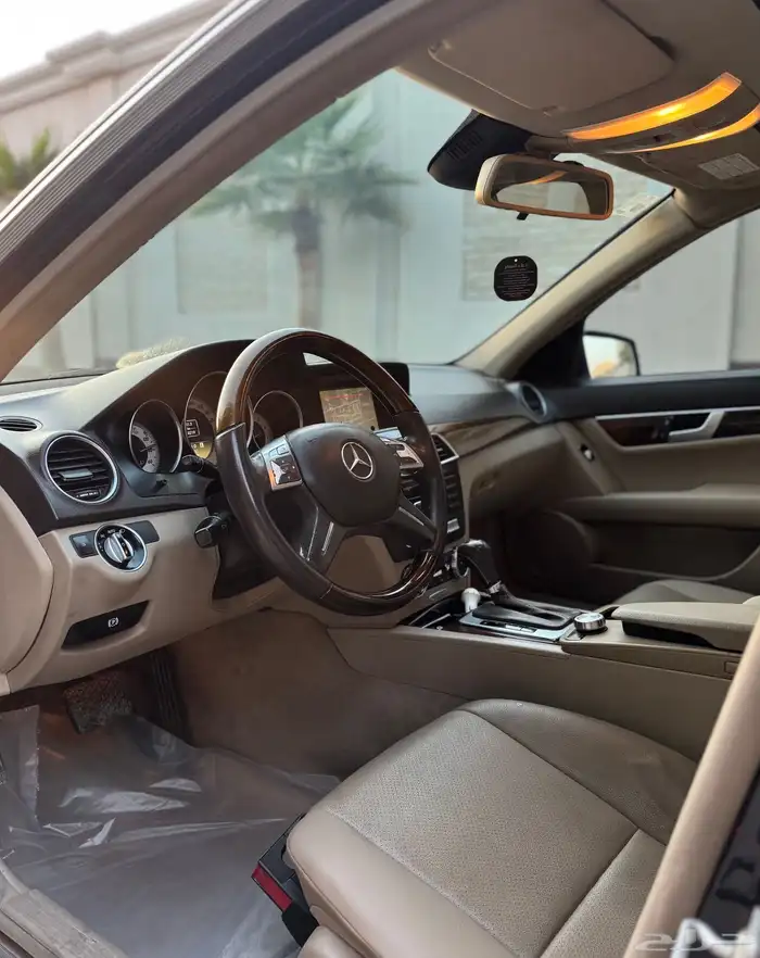 للبيع مرسيدس c200 2012 ممشى قليل 8