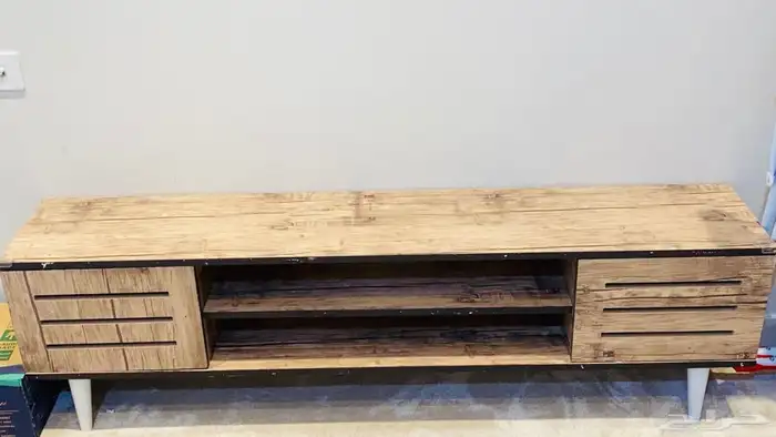 كنبه وجلسة ظهر كامله مع لوحه وطاوله تلفزيون وقطعه سجاد 3