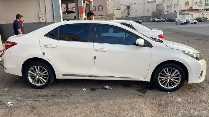 كورولا اللون ابيض لؤلؤي 3