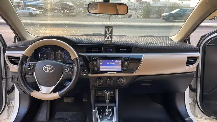 كورولا اللون ابيض لؤلؤي 12