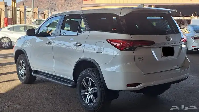 2025 تويوتا فورتشنر GX بنزين بدون دبل شبه جديد 2