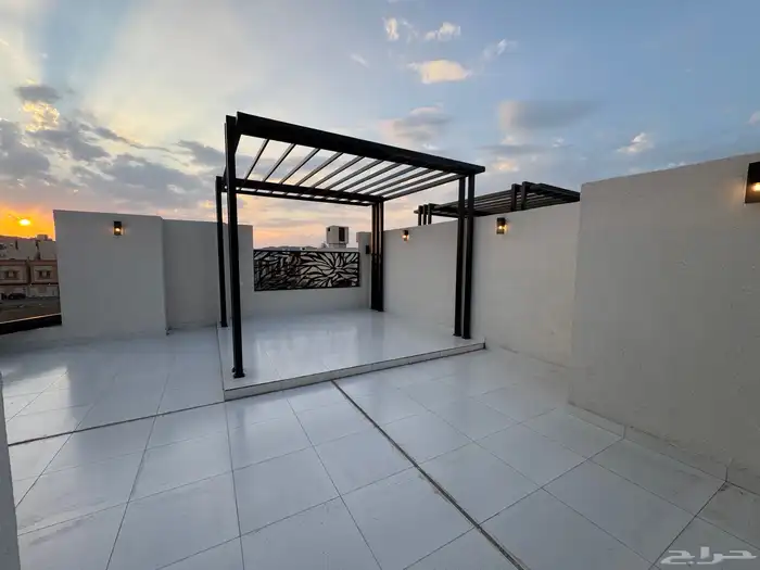 للبيع فيلا دورين وملحق في مخطط ولي العهد تشطيب vip 7