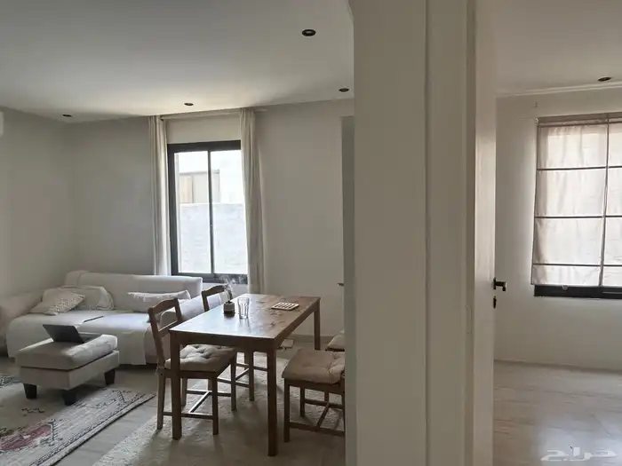 طاولة طعام مع أربع كراسي من ايكيا - جديدة 1