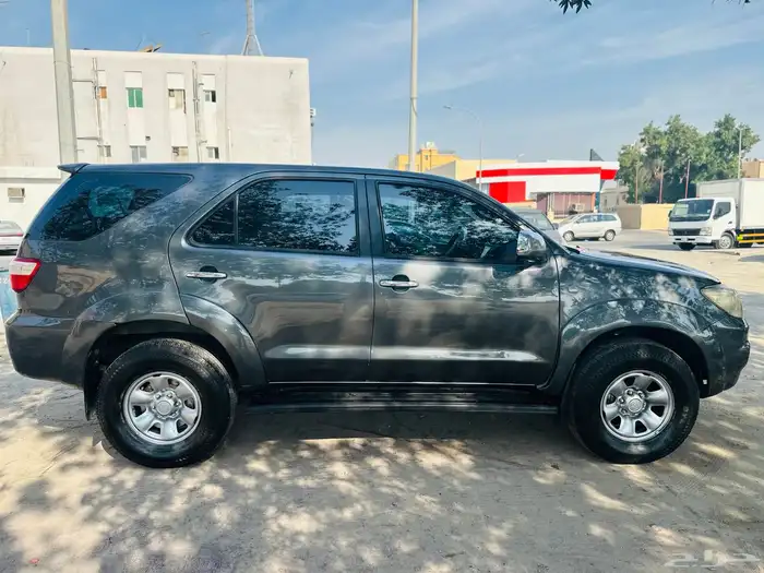 toyota fortuner 2010 (647k) 4