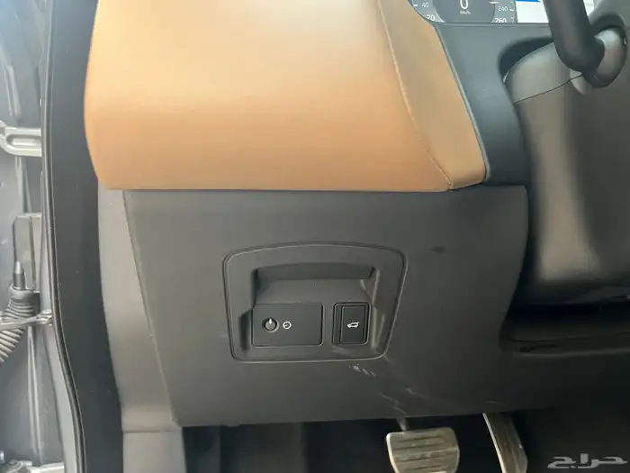 لاندروفر 2025 فيلار p250 مالك اول ممشى 21 الف بحالة الجديد 45