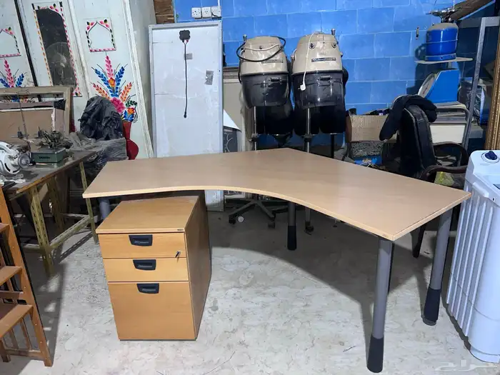 مكتب ورفرف ودواليب وسرير 1