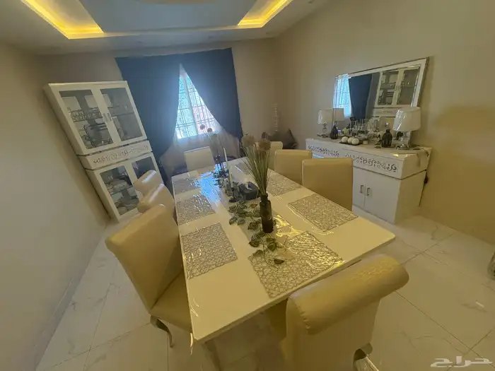 طقم طاوله طعام من 8كراسي. ودولاب طويل وبوفيه 2000 ريال. 5
