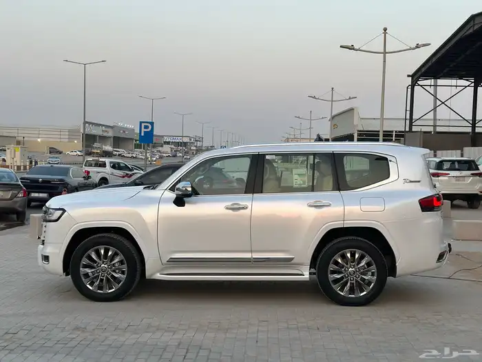 تويوتا لاندكروزر VXR فل كامل توين تيربو 2022 4