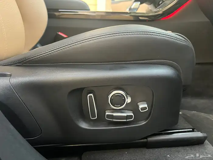 لاندروفر 2025 فيلار p250 مالك اول ممشى 21 الف بحالة الجديد 60